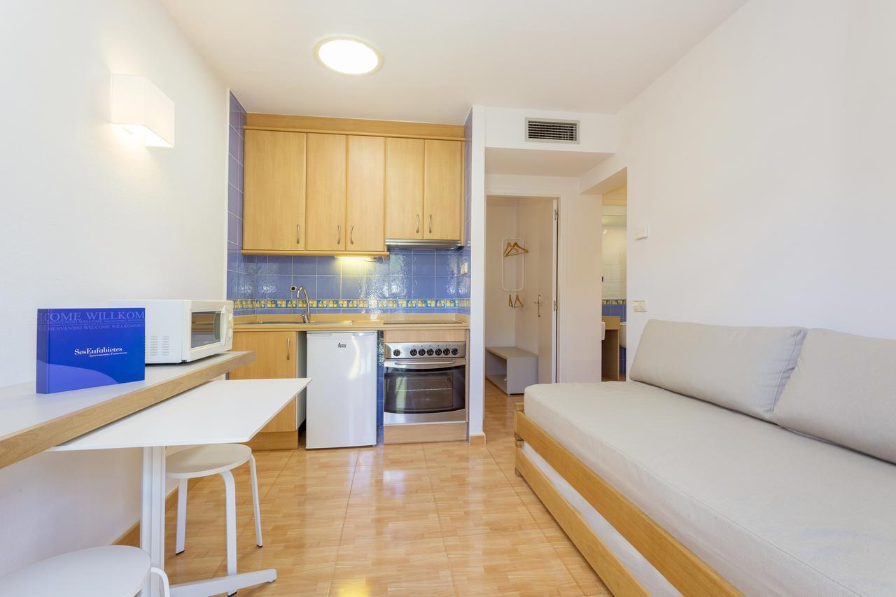 פלאיה מיג'ורן Ses Eufabietes Apartments & Restaurant מראה חיצוני תמונה