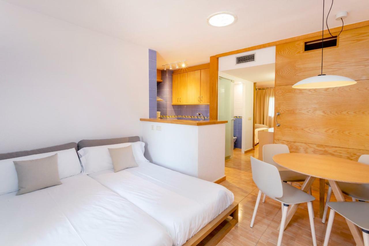 פלאיה מיג'ורן Ses Eufabietes Apartments & Restaurant מראה חיצוני תמונה
